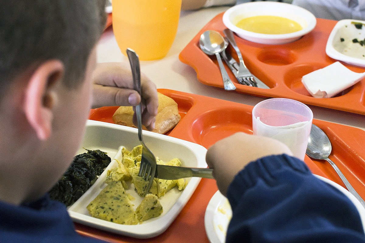 Bambino alla mensa scolastica