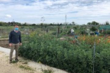 Il sindaco Piccioni in visita agli orti degli anziani
