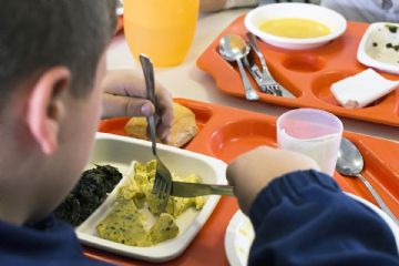 Bambino alla mensa scolastica