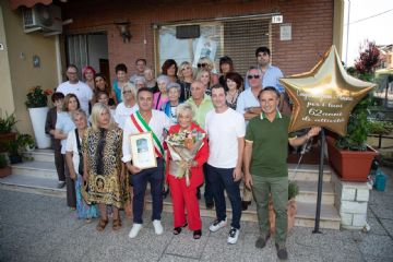 Oltre 60 anni di lavoro. Una targa del Comune di Misano alla parrucchiera Anna Maria Sensoli